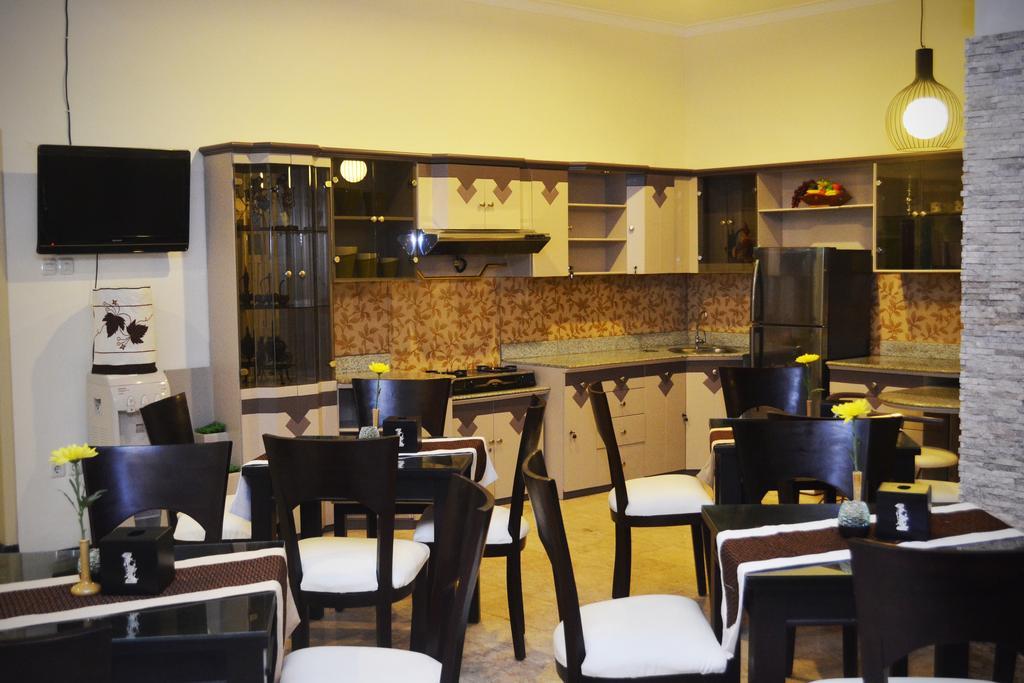 Srikandi Guesthouse Malang Exterior foto
